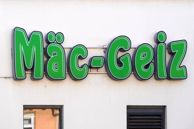 Mäc-Geiz, Firmenlogo, Leuchtreklame an einer Hauswand, deutscher Non-Food-Discounter *** Mäc Avarice, Company logo, illuminated advertising to a House wall, German Non Food Discounter 1131609180