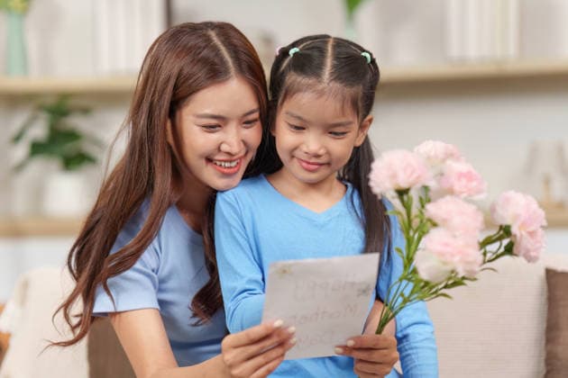 Mutter und Tochter lesen zu Hause gemeinsam eine Karte A mother and her young daughter share a joyful moment reading a card together while sitting in a cozy living room. (License=RF) ,model released, Symbolfoto Copyright: xZoonar.com WICHAYADAxSUWANNACHUNx 24883955 ,model released, Symbolfoto ,property released
