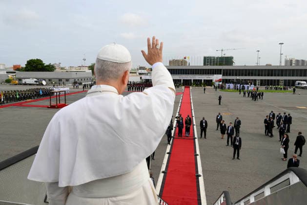ANGOLA - POPE LEO XIV DURING THE FAREWELL CEREMONY AS HE BOARDS THE PLANE TO DEPART FROM LUANDA S 4 DE FEVEREIRO INTERNATIONAL AIRPORT - 2026 4 21 Angola,Vatican, 2026 4 21 Pope Leo XIV waves as he boards the plane to depart from the 4 de Fevereiro Luanda International Airport in Luanda on the ninth day of an 11-day apostolic journey to Africa EDITORIAL USE ONLY - NO BOOKS Copyright: xVATICANxMEDIAx