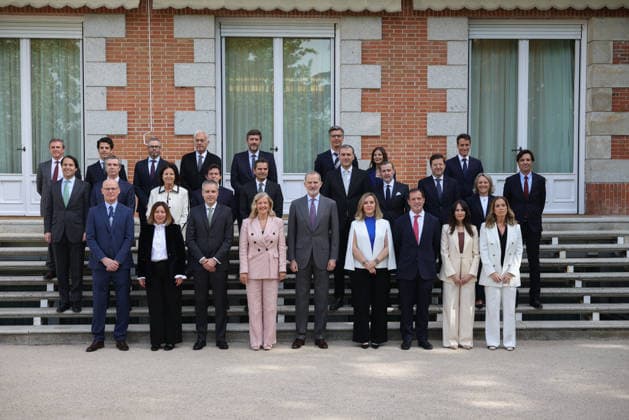 The King receives in audience the Board of Directors of the National Association of Large Distribution Companies ANGED King Felipe VI c , receives in audience the Board of Directors of the National Association of Large Distribution Companies ANGED , and poses in a family photo with the associations president, Matilde García Duarte 4i , on April 21, 2026, in Madrid Spain 21 APRIL 2026 Alejandro Martínez Vé Madrid Madrid Madrid Spain  Copyright: xAlejandroxMartinezxVÃ lezx 7456600