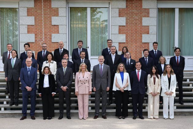The King receives in audience the Board of Directors of the National Association of Large Distribution Companies ANGED King Felipe VI c , receives in audience the Board of Directors of the National Association of Large Distribution Companies ANGED , and poses in a family photo with the associations president, Matilde García Duarte 4i , on April 21, 2026, in Madrid Spain 21 APRIL 2026 Alejandro Martínez Vé Madrid Madrid Madrid Spain  Copyright: xAlejandroxMartinezxVÃ lezx 7456601