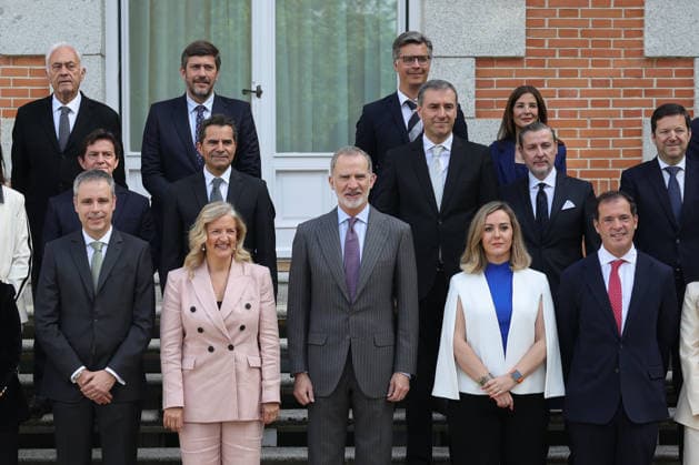 The King receives in audience the Board of Directors of the National Association of Large Distribution Companies ANGED King Felipe VI c , receives in audience the Board of Directors of the National Association of Large Distribution Companies ANGED , and poses in a family photo with the president of the association, Matilde García Duarte 2i , on April 21, 2026, in Madrid Spain 21 APRIL 2026 Alejandro Martínez Vé Madrid Madrid Madrid Spain  Copyright: xAlejandroxMartinezxVÃ lezx 7456603