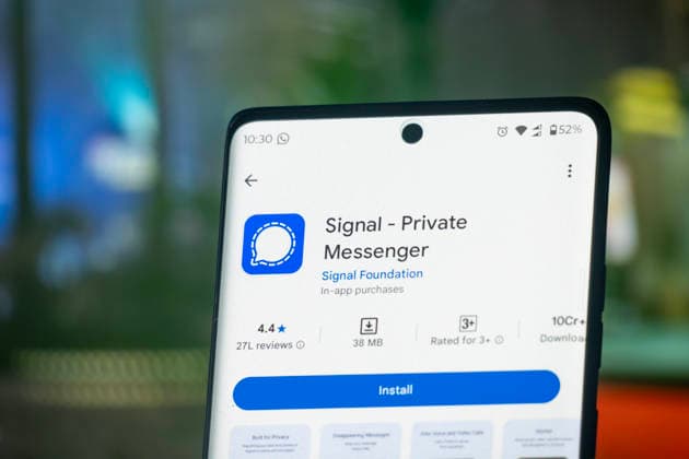 Dhaka, Bangladesch, 7. Dezember 2025: Die App ?Signal Private Messenger? auf dem Bildschirm eines Smartphones. Die App legt besonderen Wert auf den Datenschutz der Nutzer und konzentriert sich auf sichere Nachrichtenübermittlung und Kommunikation. Dhaka, Bangladesh 07 Dec 2025:Signal Private Messenger app displayed on a smartphone screen. The app highlights user privacy with a focus on secure messaging and communication. (License=RM) Copyright: xZoonar.com Md.MamunxMiahx 24886794