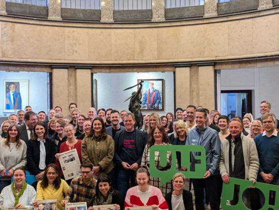 21.04.2026, der Kieler Oberbürgermeister Ulf Kämpfer wird von Bürgerinnen und Bürgern verabschiedet, Fahhradtour durch Kiel bis ins Rathaus, Verabschiedung Empfang im Rathaus mit Gruppenfotos Kiel, Rathaus, Innenstadt, Stra Kiel Schleswig-Holstein Deutschland *** 21 04 2026, the mayor of Kiel Ulf Kämpfer is bid farewell by citizens, bicycle tour through Kiel to the town hall, farewell reception in the town hall with group photos Kiel, town hall, city center, Stra Kiel Schleswig Holstein Germany
