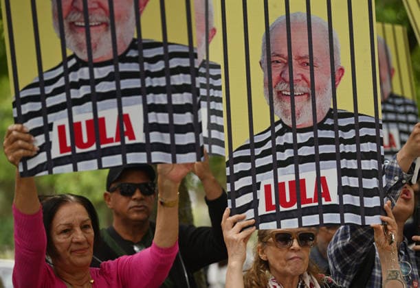 Protesters gather at Belem Palace ahead of the official visit of Brazilian President Lula da Silva LISBON, PORTUGAL - APRIL 21: Protesters stage a demonstration outside Belem Palace before official visit of Brazilian President Lula da Silva on April 21, 2026 in Lisbon, Portugal. During his bilateral meeting with Seguro at the Belem Palace, Lula da Silva will discuss international security and topics of interest to the Brazilian community, such as the new Portuguese nationality law. Zed Jameson Anadolu Lisbon Portugal. Editorial use only. Please get in touch for any other usage.  Copyright: x2026xAnadoluxZedxJamesonx