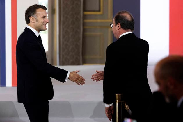 Decoration Ceremony For The Police Forces Who Intervened At The Bataclan - Paris France s President, Emmanuel Macron shakes hands with France s former President Francois Hollande before a ceremony for awarding collective decorations to the police forces who intervened at the Bataclan during the attacks on November 13, 2015, at the Elysee Presidential palace, in Paris, on April, 21, 2026. Photo by Stephane Lemouton Pool ABACAPRESS.COM Paris France  Copyright: xLemoutonxStephane Pool ABACAx