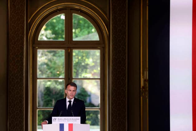 Decoration Ceremony For The Police Forces Who Intervened At The Bataclan - Paris France s President, Emmanuel Macron delivers a speech during a ceremony for awarding collective decorations to the police forces who intervened at the Bataclan during the attacks on November 13, 2015, at the Elysee Presidential palace, in Paris, on April, 21, 2026. Photo by Stephane Lemouton Pool ABACAPRESS.COM Paris France  Copyright: xLemoutonxStephane Pool ABACAx