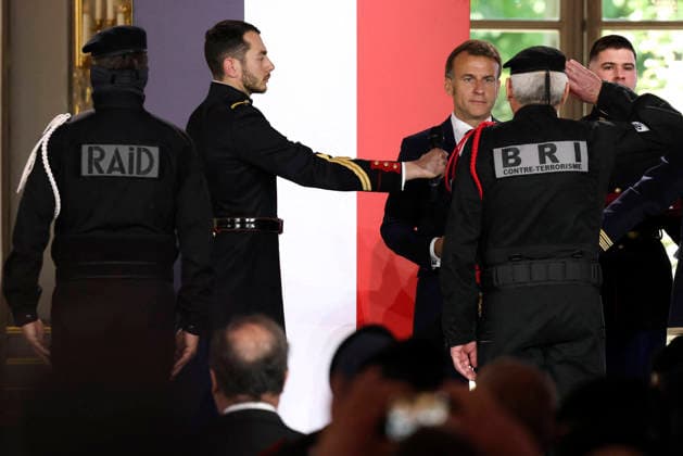 Decoration Ceremony For The Police Forces Who Intervened At The Bataclan - Paris France s President, Emmanuel Macron decorates police officers after awarding them during a ceremony to honour the police officers who intervened in the Bataclan concert hall on November 13, 2015 s attacks, at the Elysee Palace in Paris, on April 21, 2026. ? Stephane Lemouton SIPA LEMOUTONSTEPHANE_260421A038 Credit:Stephane Lemouton SIPA 2604211425 Photo by Stephane Lemouton Pool ABACAPRESS.COM Paris France  Copyright: xLemoutonxStephane Pool ABACAx
