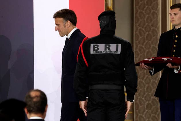 Decoration Ceremony For The Police Forces Who Intervened At The Bataclan - Paris France s President, Emmanuel Macron decorates police officers after awarding them during a ceremony to honour the police officers who intervened in the Bataclan concert hall on November 13, 2015 s attacks, at the Elysee Palace in Paris, on April 21, 2026. ? Stephane Lemouton SIPA LEMOUTONSTEPHANE_260421A043 Credit:Stephane Lemouton SIPA 2604211425 Photo by Stephane Lemouton Pool ABACAPRESS.COM Paris France  Copyright: xLemoutonxStephane Pool ABACAx