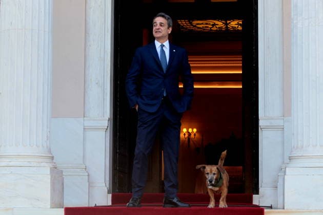 April 21, 2026, Athens, Greece: Greece s Prime Minister Kyriakos Mitsotakis pets his dog Peanut, before the arrival of Monaco s Prince Albert II at Maximos Mansion Athens Greece - ZUMAv62_ 20260421_zaf_v62_011 Copyright: xAristidisxVafeiadakisx