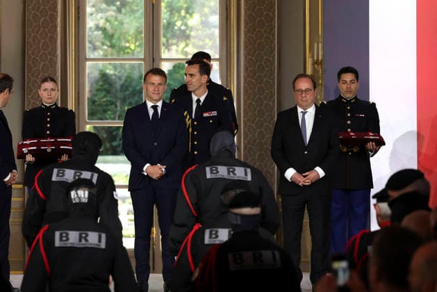 Emmanuel Macron, président de la République Française, François Hollande Cérémonie de remise de décorations collectives aux forces de police intervenues au Bataclan lors des attentats du 13 novembre 2015, au palais de lÉlysée à Paris, le 21 avril 2026 France s President, Emmanuel Macron decorates police officers after awarding them during a ceremony to honour the police officers who intervened in the Bataclan concert hall on November 13, 2015 s attacks, at the Elysee Palace in Paris, on April 21, 2026 Paris France  Copyright: xStÃ phanexLemoutonx xPoolx xBestimagexStÃ phanexLemoutonx xPoolx xBestimagex