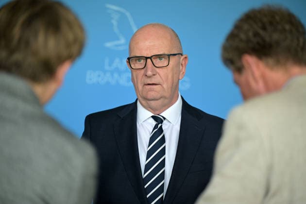 Dietmar Woidke im Portrait Brandenburgs Ministerpräsident Dietmar Woidke (SPD) spricht am 21.04.2026 mit ernster Miene in der Staatskanzlei des Landes Brandenburg zu Journalisten. Nach der Ernennung eines Staatssekretärs nahm er kurz Stellung zu einer möglichen Blockade Russlands bei der Durchleitung kasachisches Öls durch die Druschba-Pipeline nach Deutschland und damit zur PCK-Raffinerie in Schwedt. Potsdam Brandenburg Deutschland *** Portrait of Dietmar Woidke Brandenburgs Minister President Dietmar Woidke SPD speaks to journalists with a serious face in the State Chancellery of Brandenburg on 21 April 2026 After appointing a State Secretary, he briefly commented on a possible blockade by Russia on the transit of Kazakh oil through the