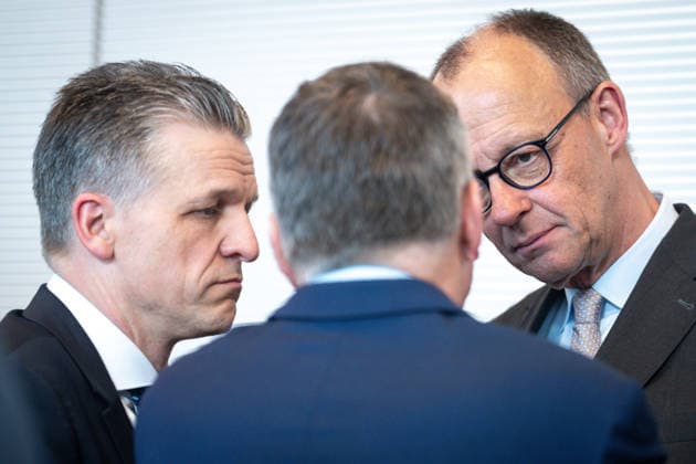 Aktuell,21.04.2026 Berlin, Bundeskanzler Friedrich Merz (CDU) mit Thorsten Frei, Bundesminister fuer besondere Aufgaben und Chef des Bundeskanzleramtes und Regierungssprecher Stefan Kornelius abseits bei einem vertraulichen Gespraech, im Vorfeld der Fraktionssitzung auf der Fraktionsebene des Deutschen Bundestag in Berlin Berlin Berlin Deutschland *** Current,21 04 2026 Berlin, Federal Chancellor Friedrich Merz CDU with Thorsten Frei, Federal Minister for Special Tasks and Head of the Federal Chancellery and government spokesman Stefan Kornelius aside during a confidential conversation, in the run-up to the parliamentary group meeting at the parliamentary group level of the German Bundestag in Berlin Berlin Berlin Germany