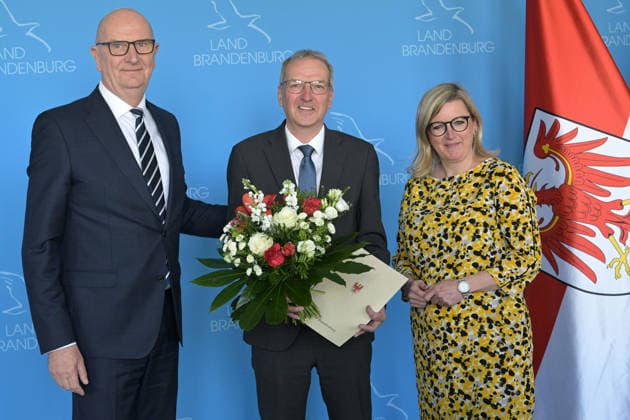 Hendrik Fischer im Portrait Brandenburgs Ministerpräsident Dietmar Woidke (SPD) ernennt Hendrik Fischer zum Staatssekretär im Ministerium für Wirtschaft, Energie, Klimaschutz und Europa. Wirtschaftsministerin Martina Klement wohnte der Ernennung bei Potsdam Brandenburg Deutschland *** Portrait of Hendrik Fischer Brandenburgs Minister President Dietmar Woidke SPD appoints Hendrik Fischer as State Secretary in the Ministry for Economic Affairs, Energy, Climate Protection and Europe Minister for Economic Affairs Martina Klement attended the appointment in Potsdam Brandenburg Germany