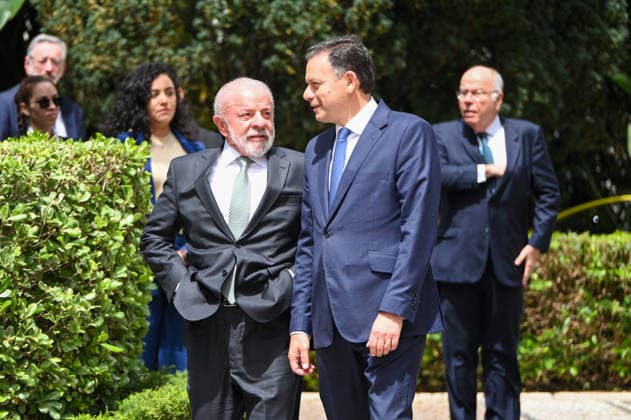 April 21, 2026, Lisbon, Lisbon, Portugal: Prime Minister Luis Montenegro (R) welcomes the President of Brazil, Luiz Inacio Lula da Silva (L), at the Official Residence in Sao Bento, Lisbon, during his official state visit to Portugal. Lisbon Portugal  - ZUMAr238 20260421_zip_r238_005 Copyright: xRicardoxRochax