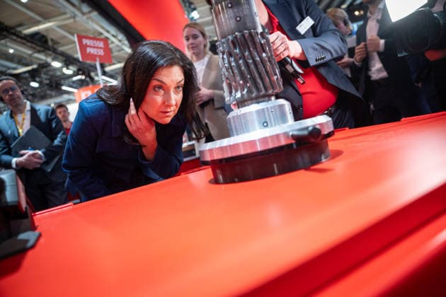 Katherina Reiche, Deutsche Bundesministerin für Wirtschaft und Energie, während ihres Messerundgangs;Hannover Messe 2026 - Messerundgang Bundeswirtschaftsministerin, Hannover Niedersachsen Deutschland Messegelände *** Katherina Reiche, German Federal Minister for Economic Affairs and Energy, during her trade fair tour Hannover Messe 2026 Trade fair tour Federal Minister for Economic Affairs and Energy, Hanover Lower Saxony Germany Exhibition grounds