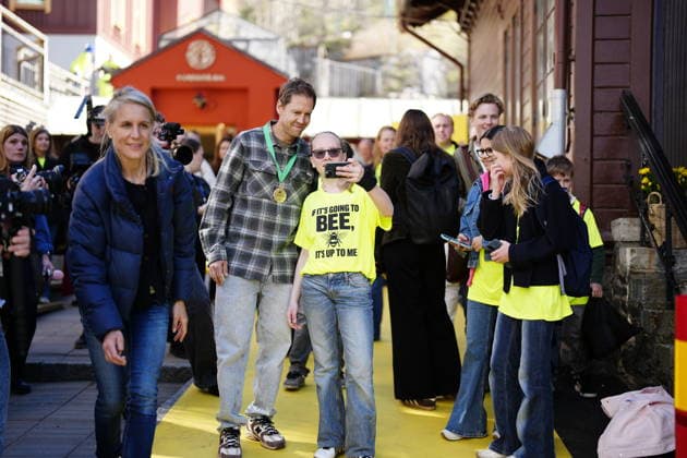 Former Formula 1 World Champion Sebastian Vettel visits Lilla Samskolan, where students demonstrate their environmental work, while in Gothenburg to receive The Perfect World Foundation Award in Gothenburg, Sweden, on April 20, 2026 GÖTEBORG SWEDEN x9200x  Copyright: xBjörnxLarssonxRosvall TTx SEBASTIAN VETTEL ncXv3TpWQHc