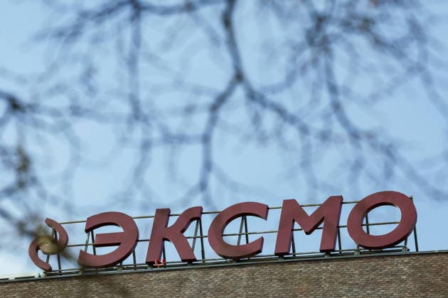 RUSSIA, MOSCOW - APRIL 21, 2026: A sign on the offices of the Eksmo publishing house where investigative actions are taking place in connection with a criminal case on the distribution of LGBT literature (the LGBT movement is recognised as extremist and is banned in Russia) Moscow Russia  - ZUMAt113 20260421_zaa_t113_395 Copyright: xSergeixSavostyanovx