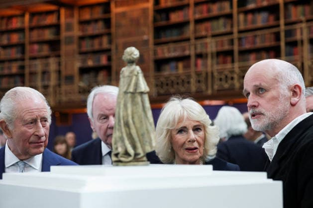 Britain s King Charles and Queen Camilla visit the British Museum on the 100th anniversary of Queen Elizabeth s birth in London, UK, 21 April 2026 Sculptor Martin Jennings shows his scaled model of the official national memorial statue of Queen Elizabeth to Britain s King Charles and Queen Camilla, at the British Museum, on the 100th anniversary of the late queen s birth, in London, Britain, April 21, 2026., Credit:Toby Melville Avalon United Kingdom, London Copyright: xTobyxMelvillex xAvalonx 1093327626