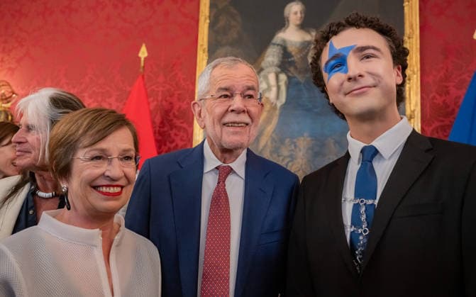 20260421 BP Van der Bellen trifft Oesterreichs ESC-Teilnehmerinnen und Teilnehmer WIEN, OESTERREICH - 21. APRIL: Ehemalige Geschaeftsfuehrerin des Parlamentsklubs Die Gruenen und Unternehmensberaterin First Lady Doris Maria Schmidauer, Bundespraesident der Republik Oesterreich Alexander -Sascha- Van der Bellen und Songwriter, Saenger und Eurovision-Song-Contest 2026 Teilnehmer mit dem Song -Tanzschein- Benjamin Gedeon alias Cosmo waehrend des Empfangs Oesterreichs ESC-Teilnehmerinnen und -Teilnehmer aus den vergangenen Jahrzehnten anlaesslich des 70. Eurovision Song Contest vom 12. bis zum 16. Mai 2026 in Wien im Maria Theresien-Zimmer in der Wiener Hofburg am 21. April 2026 in Wien, Oesterreich. 260421_SEPA_17_048 Copyright: xIsabellexOuvrardx SEPAxMedia