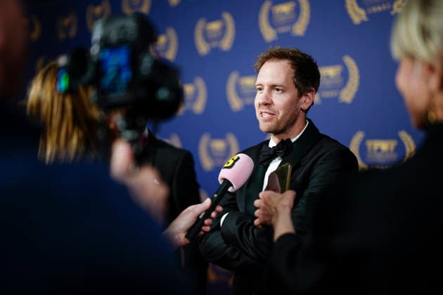 GÖTEBORG, SVERIGE 20260421 Sebastian Vettel möts av reportrar da han anländer till galan The Perfect World Foundation Award pa Börsen i Göteborg. GÖTEBORG SVERIGE x9200x *** GOTHENBURG, SWEDEN 20260421 Sebastian Vettel is greeted by reporters as he arrives at The Perfect World Foundation Award gala at the Gothenburg Stock Exchange GOTHENBURG, SWEDEN x9200x  Copyright: xBjörnxLarssonxRosvall TTx THE PERFECT WORLD FOUNDATION AWARD 2026 MZEW_JQwF-w