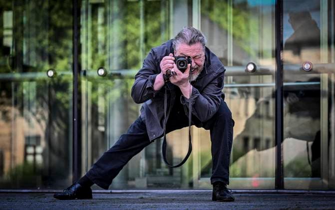 Gespräch mit Armin Rohde in der Lichtburg über seine Leidenschaft für Fotografie und eine Ausstellung auf Zollverein über Migranten, die die Brost-Stiftung ausrichtet. ** NUR FÜR REDAKTIONELLE ZWECKE ** EDITORIAL USE ONLY **<p>Schauspieler und Fotograf: Armin Rohde in Fotografenpositur vor der VHS am Burgplatz mit seiner Leica am Dienstag, dem 21. April 2026. Gespräch mit Armin Rohde in der Lichtburg über seine Leidenschaft für Fotografie und eine Ausstellung auf Zollverein über Migranten, die die Brost-Stiftung ausrichtet. Deutschland NRW Essen Copyright: KerstinxKokoska *** Conversation with Armin Rohde at the Lichtburg about his passion for photography and an exhibition at Zollverein about migrants organized by the Brost Fo Copyright: KerstinxKokoska doc85imxxk8eg5k8eciak0 ,EDITORIAL USE ONLY