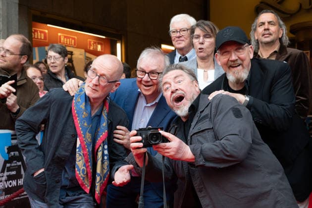 Schauspieler Peter LOHMEYER, Bodo HOMBACH, Vorstandsvorsitzender der Brost-Stiftung, Schauspieler Joachim KROL, Moderatorin Bettina BOETTINGER, Schauspieler Dietmar BAER, Bär, Schauspieler Armin ROHDE, Boris BERGER, Vorstandsmitglied der Brost-Stiftung, Regisseur Christoph RUETER, Rüter, Roter Teppich, Red Carpet Show, Ankunft, arrival, Filmpremiere Vier von hier, 21.04.2026, in der Lichtburg in Essen, *** Actor Peter LOHMEYER, Bodo HOMBACH, Chairman of the Brost Foundation, actor Joachim KROL, presenter Bettina BOETTINGER, actor Dietmar BAER, bear, actor Armin ROHDE, Boris BERGER, member of the Brost Foundation board, director Christoph RUETER, Rüter, red carpet, red carpet show, arrival, arrival, film premiere Vier von hier