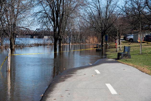 April 21, 2026, Fredericton, New Brunswick, Canada: The city of Fredricton closed parts of the walking and cycling trail along the Green, due to flood waters from the St. John River in Fredericton on Tuesday April 21, 2026. Fredericton Canada  - ZUMAc35_ 20260421_zaf_c35_087 Copyright: xStephenxMacgillivrayx