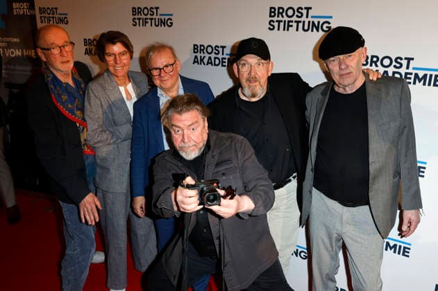 Peter Lohmeyer, Bettina Böttinger, Joachim Krol, Armin Rohde, Dietmar Bär und Christoph Rüter bei der Premiere des Dokumentarfilms Vier von Hier in der Lichtburg. Essen, 21.04.2026 *** Peter Lohmeyer, Bettina Böttinger, Joachim Krol, Armin Rohde, Dietmar Bär and Christoph Rüter at the premiere of the documentary Vier von Hier at the Lichtburg Essen, 21 04 2026 Foto:xT.xSchröerx xFuturexImagex vier_6427
