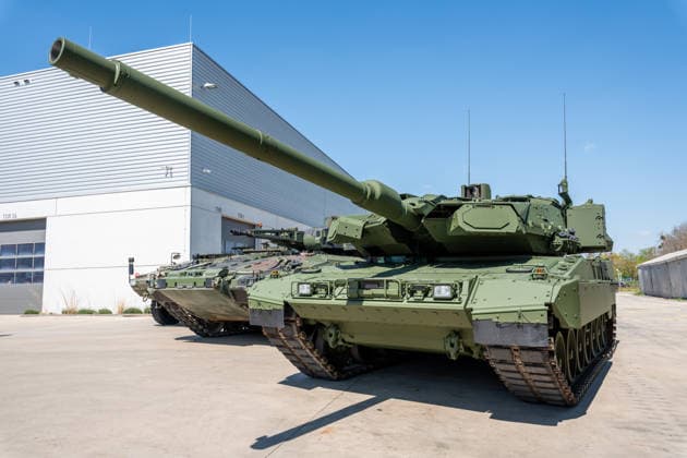 Munich, Bavaria, Germany April 22, 2026: LEOPARD 2 main battle tanks and other tracked vehicles on the KNDS factory grounds in Munich-Allach on the occasion of the opening of a new Boxer production line *** Kampfpanzer LEOPARD 2 sowie weitere Kettenfahrzeuge auf dem Werksgelände von KNDS in München-Allach anlässlich der Eröffnung einer neuen Boxer-Produktionsstraße