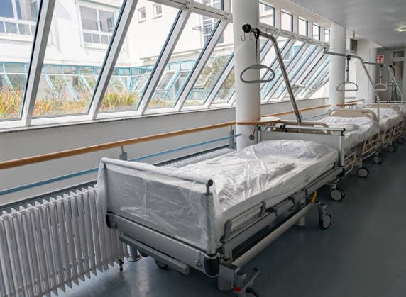 Bavaria, Germany April 16, 2026: Empty hospital beds in a clinic symbolize the nursing crisis and the decline of hospitals. The scene highlights challenges in the healthcare system, such as staff shortages, the need for reform, and ensuring medical care *** Leere Krankenhausbetten in einer Klinik stehen symbolisch für Pflegenotstand und Kliniksterben. Die Szene verweist auf Herausforderungen im Gesundheitswesen wie Personalmangel, Reformbedarf und die Sicherung der medizinischen Versorgung