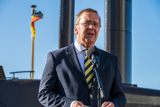 Kiel, 22. April 2026, Bundesminister der Verteidigung Boris Pistorius und sein Indischer Amtskollege Rajnath Singh besuchen TKMS, um Einblicke in die U-Boot-Fertigung bei tkms zu bekommen Kiel Schleswig-Holstein Deutschland *** Kiel, April 22, 2026, Federal Minister of Defense Boris Pistorius and his Indian counterpart Rajnath Singh visit TKMS to gain insights into submarine production at tkms Kiel Schleswig Holstein Germany
