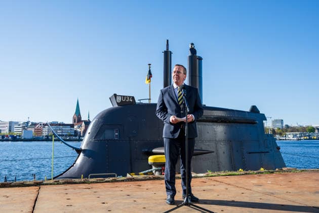 Kiel, 22. April 2026, Bundesminister der Verteidigung Boris Pistorius und sein Indischer Amtskollege Rajnath Singh besuchen TKMS, um Einblicke in die U-Boot-Fertigung bei tkms zu bekommen Kiel Schleswig-Holstein Deutschland *** Kiel, April 22, 2026, Federal Minister of Defense Boris Pistorius and his Indian counterpart Rajnath Singh visit TKMS to gain insights into submarine production at tkms Kiel Schleswig Holstein Germany