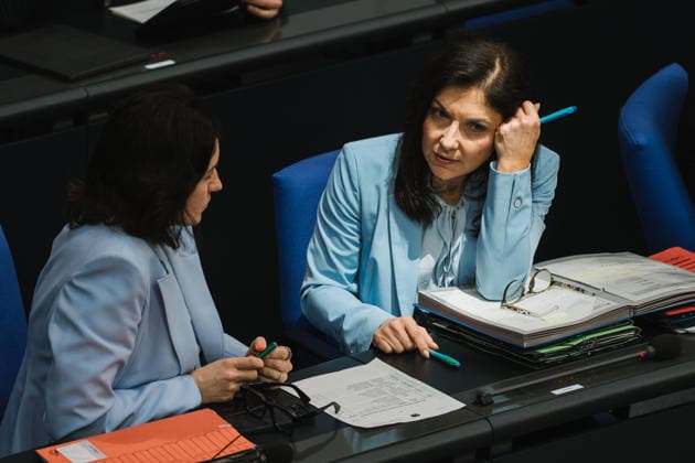 Deutschland: Berlin, Deutscher Bundestag, Plenum, Bundesministerin, Dorothee Bär, Raumfahrt, CSU, Wirtschaftsministerin, Katherina Reiche, CDU *** Germany Berlin, German Bundestag, Plenum, Federal Minister, Dorothee Bär, Space, CSU, Minister of Economic Affairs, Katherina Reiche, CDU Copyright: xMilenaxRadatzx