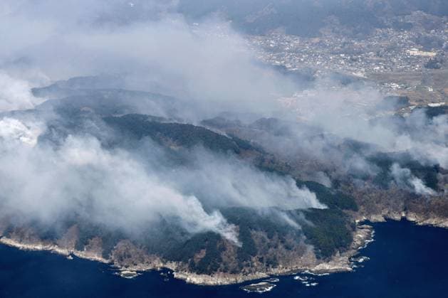 Wildfires in northeastern Japan Photo taken from a Kyodo News plane shows smoke rising from a mountainous area in the town of Otsuchi in Iwate Prefecture, northeastern Japan, on April 23, 2026, as wildfires that broke out at two sites in the town the previous day continue.  A14AA0005479699P