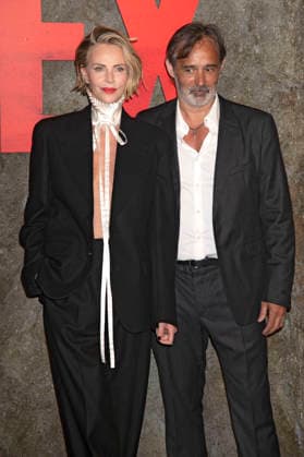 Charlize Theron und Baltasar Kormakur bei der Premiere des Netflix-Films Apex im Paris Theatre. New York, 22.04.2026