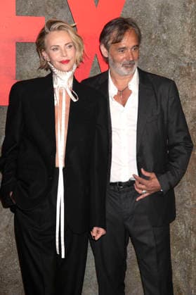 Charlize Theron und Baltasar Kormakur bei der Premiere des Netflix-Films Apex im Paris Theatre. New York, 22.04.2026