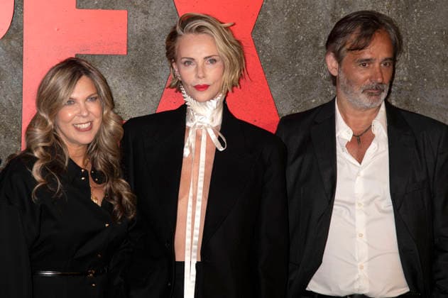 Kira Goldberg, Charlize Theron und Baltasar Kormakur bei der Premiere des Netflix-Films Apex im Paris Theatre. New York, 22.04.2026