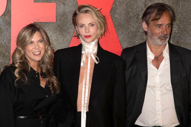 Kira Goldberg, Charlize Theron und Baltasar Kormakur bei der Premiere des Netflix-Films Apex im Paris Theatre. New York, 22.04.2026