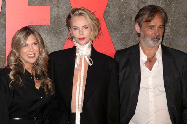Kira Goldberg, Charlize Theron und Baltasar Kormakur bei der Premiere des Netflix-Films Apex im Paris Theatre. New York, 22.04.2026