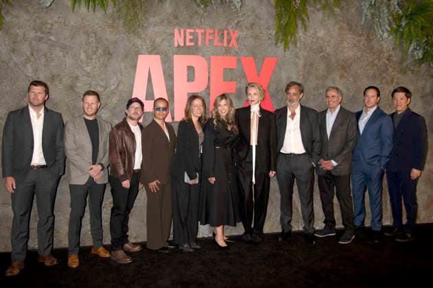 Will McCance, James Spetner, Jeremy Robbins, Michelle Evans, Charlize Theron, Baltasar Kormakur, Peter Chernin, David Ready, Dan Lin und Gäste bei der Premiere des Netflix-Films Apex im Paris Theatre. New York, 22.04.2026