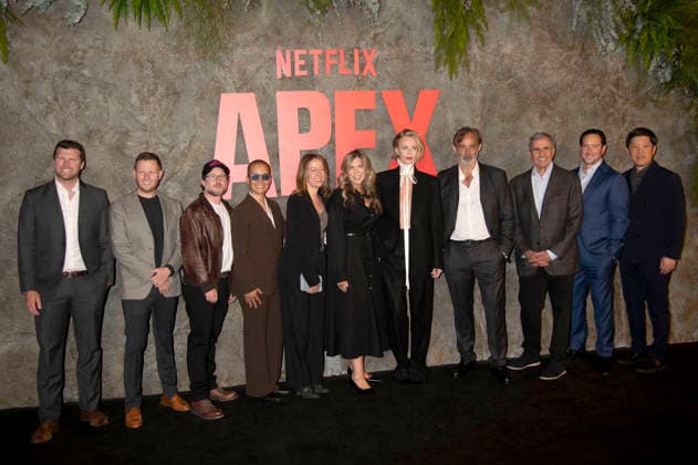 Will McCance, James Spetner, Jeremy Robbins, Michelle Evans, Charlize Theron, Baltasar Kormakur, Peter Chernin, David Ready, Dan Lin und Gäste bei der Premiere des Netflix-Films Apex im Paris Theatre. New York, 22.04.2026