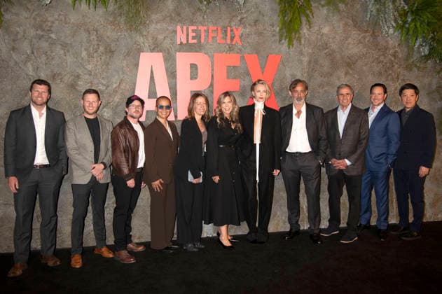 Will McCance, James Spetner, Jeremy Robbins, Michelle Evans, Charlize Theron, Baltasar Kormakur, Peter Chernin, David Ready, Dan Lin und Gäste bei der Premiere des Netflix-Films Apex im Paris Theatre. New York, 22.04.2026