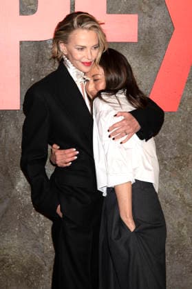 Charlize Theron und Beth Kono bei der Premiere des Netflix-Films Apex im Paris Theatre. New York, 22.04.2026