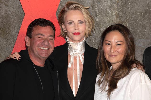 A.J. Dix, Charlize Theron und Beth Kono bei der Premiere des Netflix-Films Apex im Paris Theatre. New York, 22.04.2026