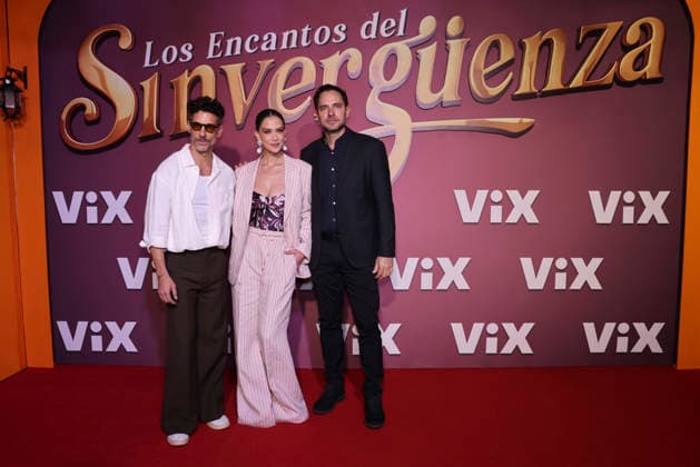 Los Encantos del Sinverguenza Red Carpet (L-R) Erick Elias, Carolina Miranda and Manolo Cardona attend the red carpet for ˜Los Encantos del Sinverguenza™ tv series at Videocine. on April 22, 2026 in Mexico City, Mexico. (Photo by Yamak Perea Eyepix Group) Copyright: xYamakxPerea xEyepixxGroupx YP_22042026_181536