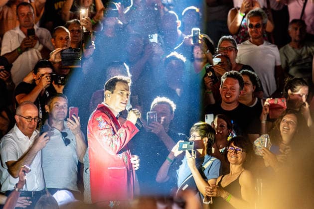 19.07.2024, Chris Isaak. 19.07.2024, Vom 18. bis 21. Juli 2024 fand das Festival Guitare en Scene in Saint-Julien-en-Genevois (Frankreich) statt. Hier hat Chris Isaak die Bühne verlassen und begibt sich direkt ins Publikum. Saint-Julien-en-Genevois Frankreich *** 19 07 2024, Chris Isaak 19 07 2024, From July 18 to 21, 2024 the Festival Guitare en Scene took place in Saint Julien en Genevois France Here Chris Isaak has left the stage and goes directly into the audience Saint Julien en Genevois France