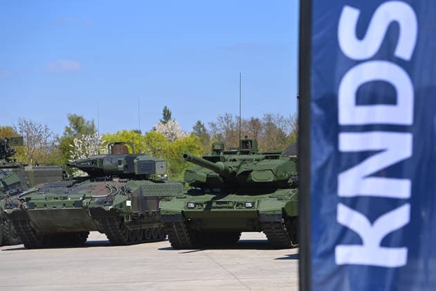 Kampfpanzer LEOPARD 2. li:Schuetzenpanzer PUMA.KNDS Flagge,Fahne,Logo,Firmenlogo,Schriftzug,Firmenemblem. KNDS:Eroeffnung der neuen Produktionsfertigungsstrassee fuer das hochgeschuetzte 8Ã—8 Radfahrzeug BOXER am 22.04.2026 in Muenchen. *** Battle tank LEOPARD 2 li armored personnel carrier PUMA KNDS flag,flag,logo,company logo,lettering,company emblem KNDS Opening of the new production line for the highly protected 8Ã-8 wheeled vehicle BOXER on 22 04 2026 in Munich