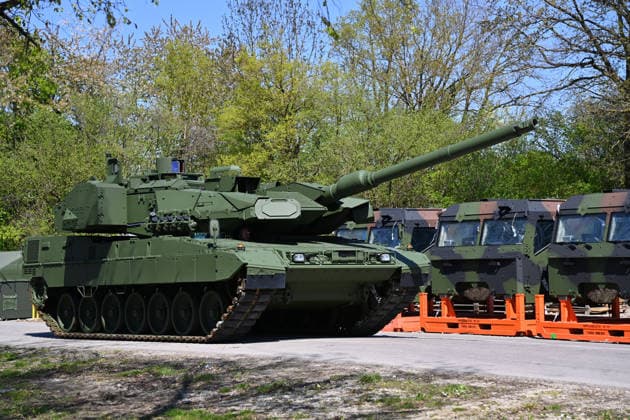Ein neuer Kampfpanzer Leopard 2 faehrt auf dem Firmengelaende. KNDS:Eroeffnung der neuen Produktionsfertigungsstrassee fuer das hochgeschuetzte 8Ã—8 Radfahrzeug BOXER am 22.04.2026 in Muenchen. *** A new Leopard 2 main battle tank drives on the KNDS company premises Opening of the new production line for the highly protected 8Ã-8 wheeled vehicle BOXER on 22 04 2026 in Munich