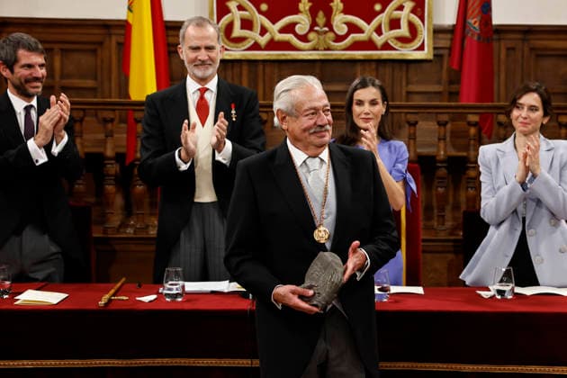 Cervantes Literature Prize s winner, Mexican writer Gonzalo Celorio (C), is applauded by Spanish Culture Minister, Ernest Urtasun (L), Spain s King Felipe VI (2L) Queen Letizia (2R) and Madrid s Regional President, Isabel Diaz Ayuso (R), shortly after he received 2025 Cervantes Literature Prize during a ceremony held at the University of Alcala de Henares, Madrid, Spain, 23 April 2026. The Cervantes Prize is the most important award for Hispanic Literature that is delivered each 23 April to mark World Book Day and Spanish writer Miguel de Cervantes passing. Spain s Royal Couple hands in Cervantes Literature Prize to Mexican writer Gonzalo Celorio !ACHTUNG: NUR REDAKTIONELLE NUTZUNG!  Copyright: xBallesterosx GRAF8207 20260423-55020071075_1